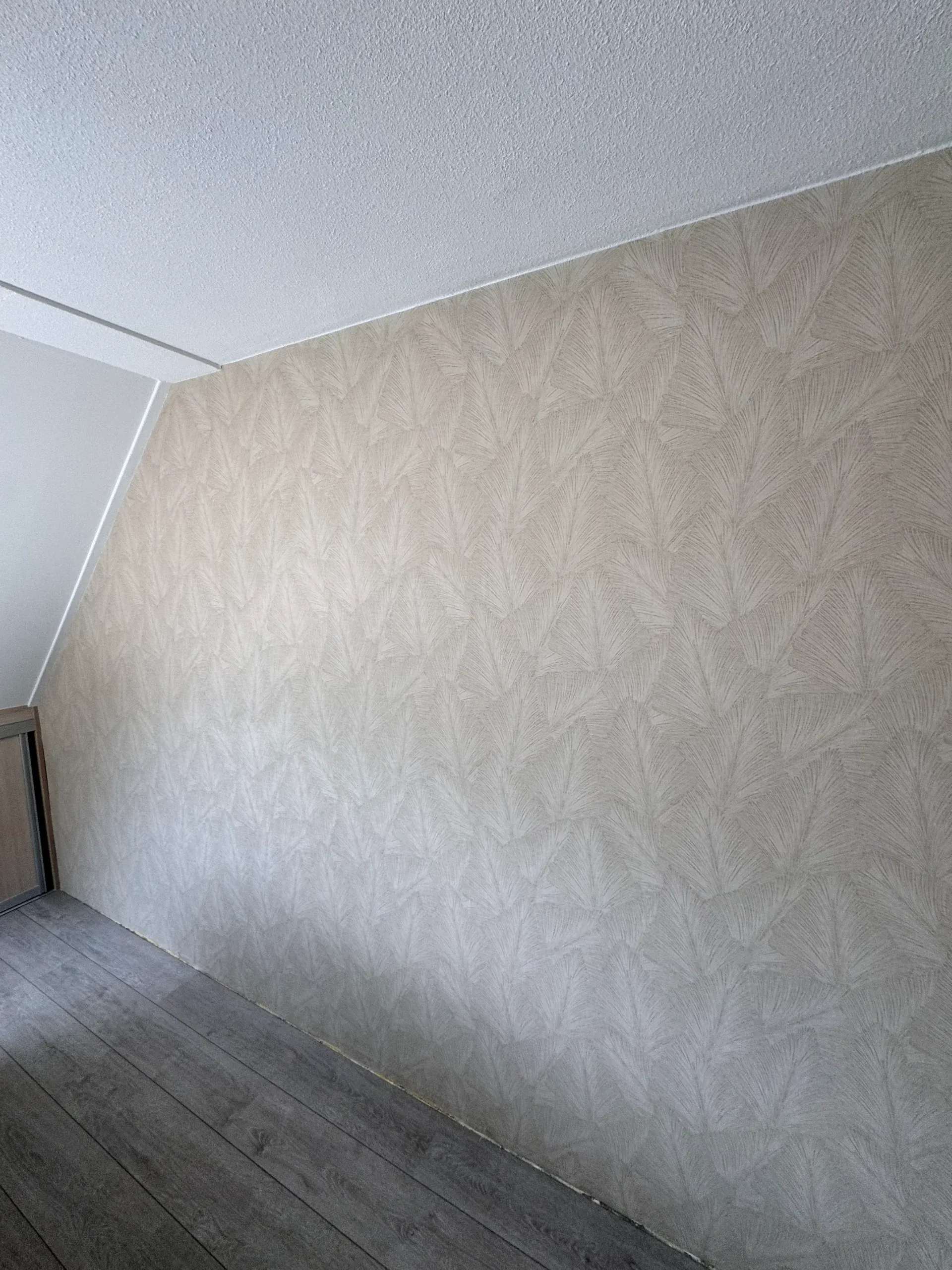 Strak afgewerkte wand na behangwerk door Behangservice Brabant