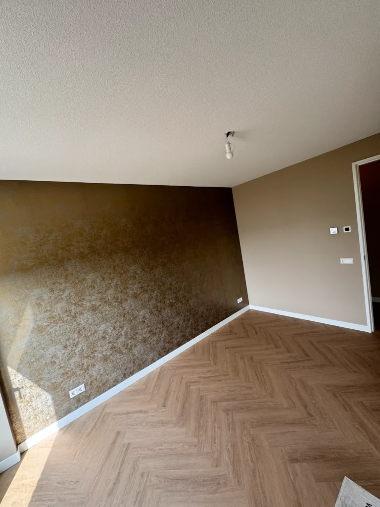 Detail van strak aangebracht behang