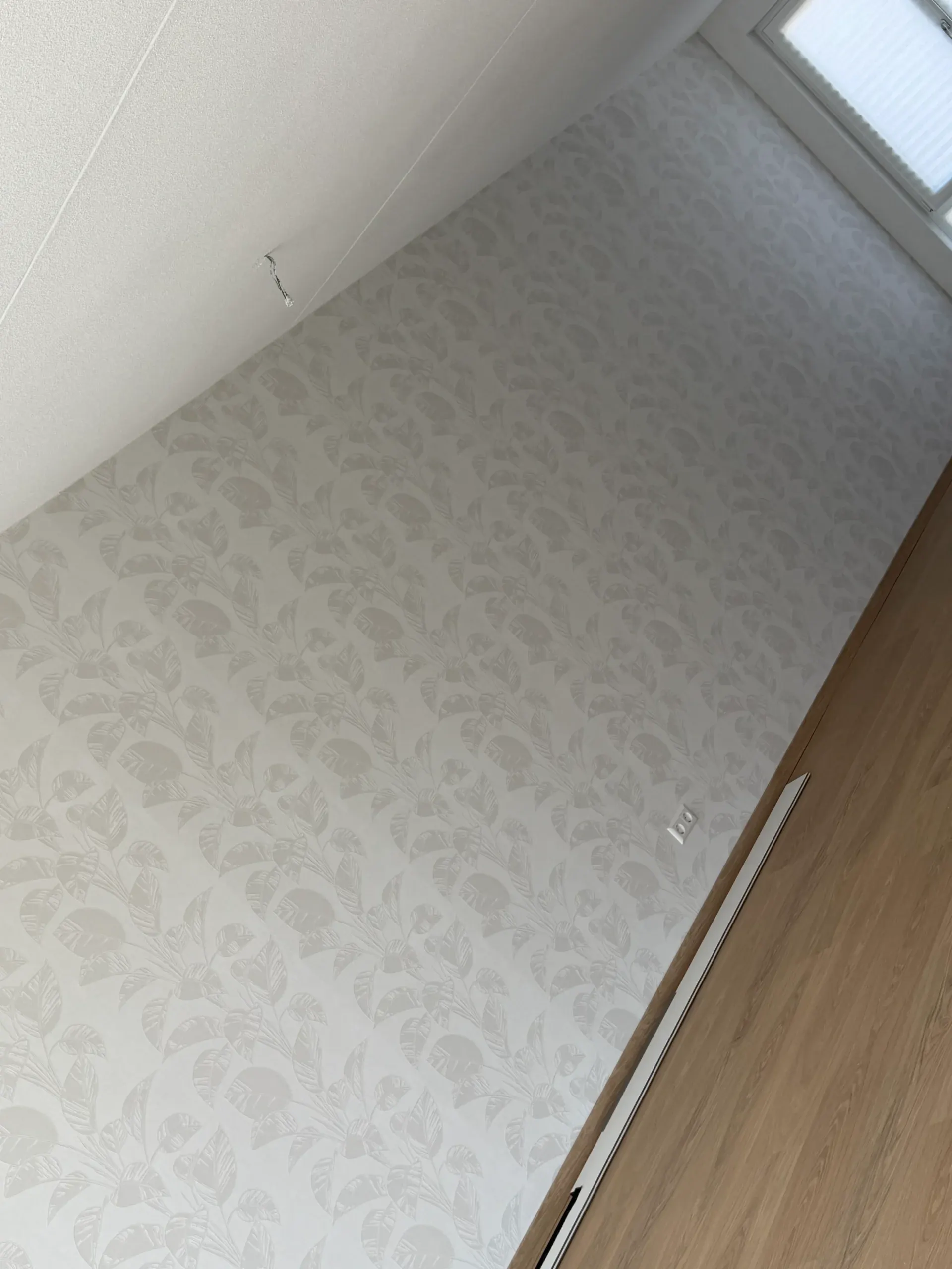 Wand met licht zilvergrijs damastbehang